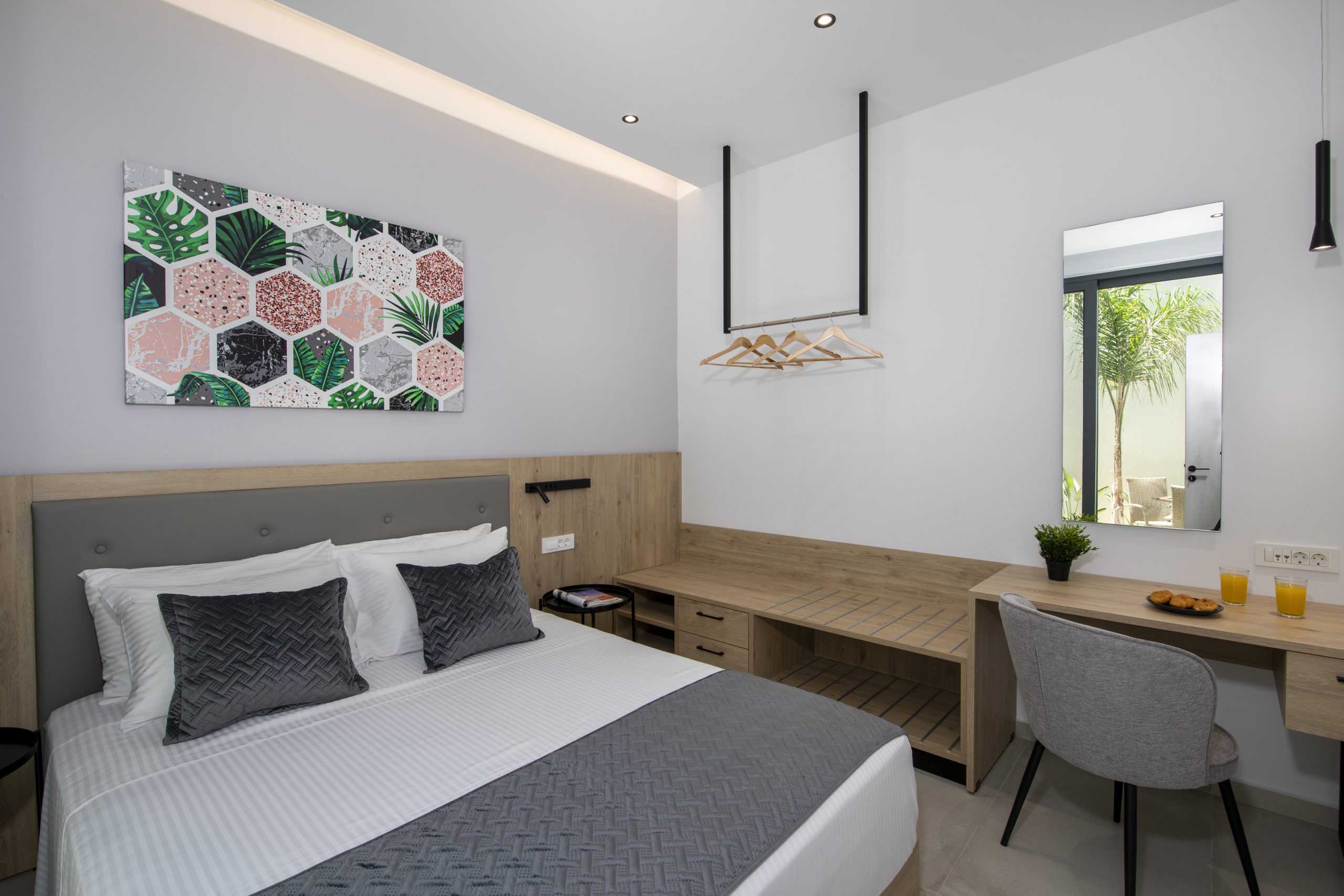 EXPERIENCE CHANIA LIVE IN COMFORT