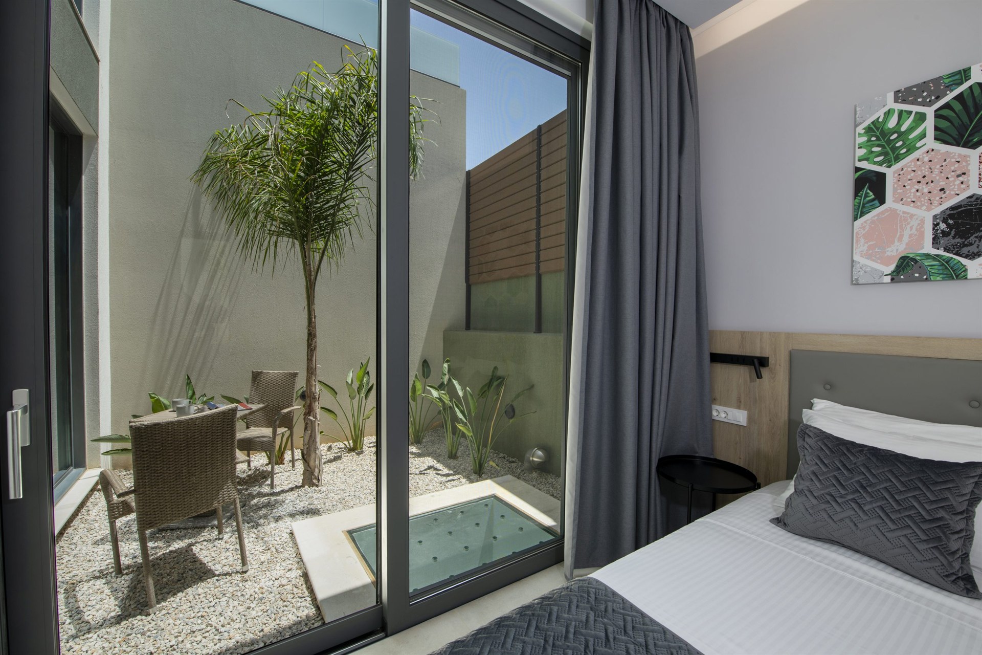 EXPERIENCE CHANIA LIVE IN COMFORT